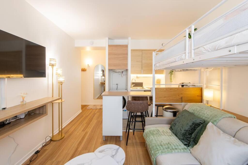 Amazing Stylish Studio, Well Located Near Metro, Bastille Neighborhood Apartment Paris