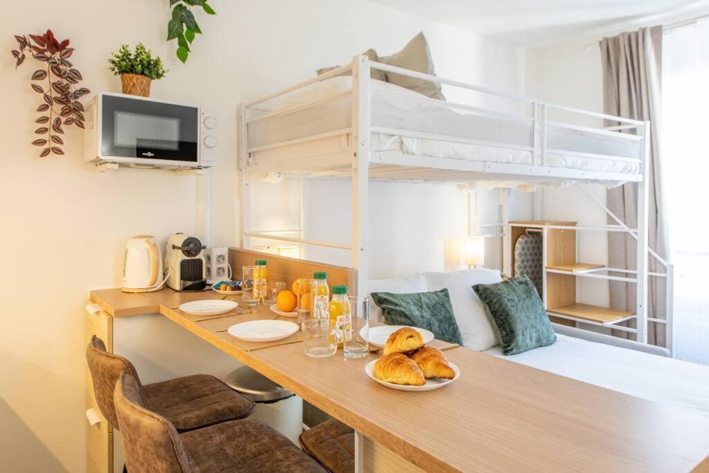Amazing Stylish Studio, Well Located Near Metro, Bastille Neighborhood Apartment *