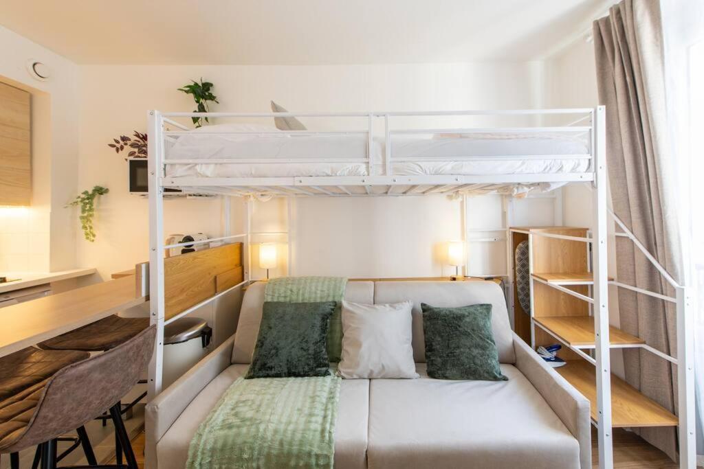 Amazing Stylish Studio, Well Located Near Metro, Bastille Neighborhood Apartment Paris