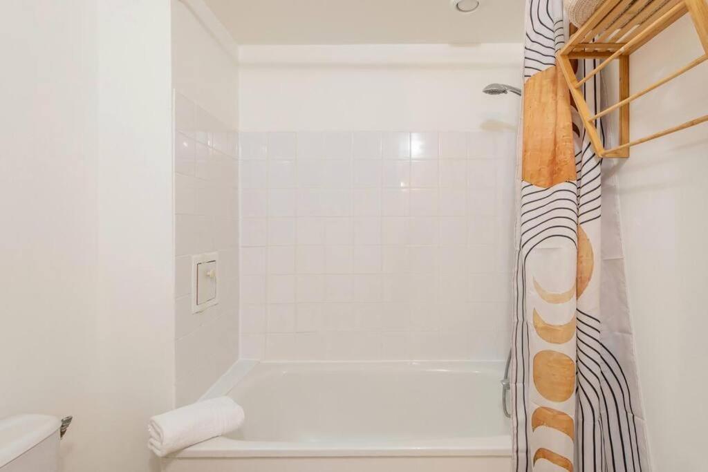 Amazing Stylish Studio, Well Located Near Metro, Bastille Neighborhood Apartment Paris