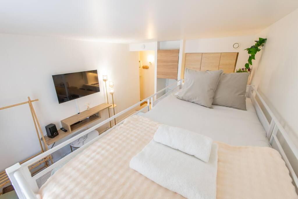 Amazing Stylish Studio, Well Located Near Metro, Bastille Neighborhood Apartment *