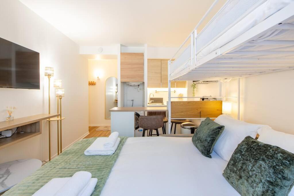 Amazing Stylish Studio, Well Located Near Metro, Bastille Neighborhood Paris