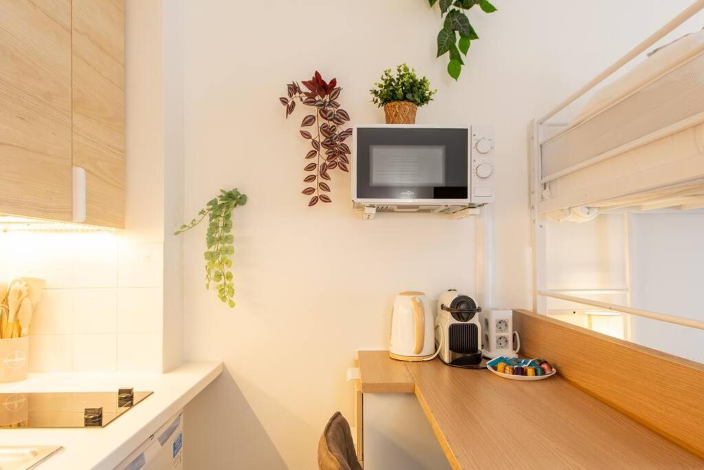 Apartment Amazing Stylish Studio, Well Located Near Metro, Bastille Neighborhood *