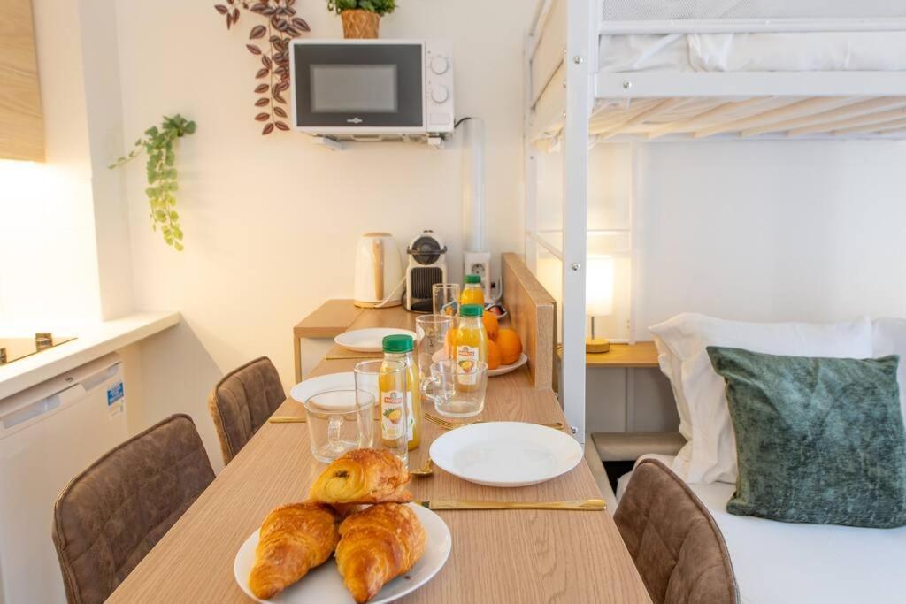 Amazing Stylish Studio, Well Located Near Metro, Bastille Neighborhood Apartment *