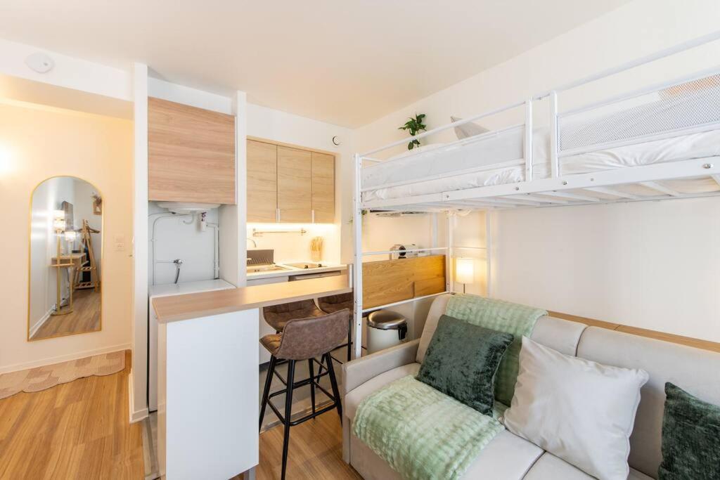 Amazing Stylish Studio, Well Located Near Metro, Bastille Neighborhood Apartment Paris