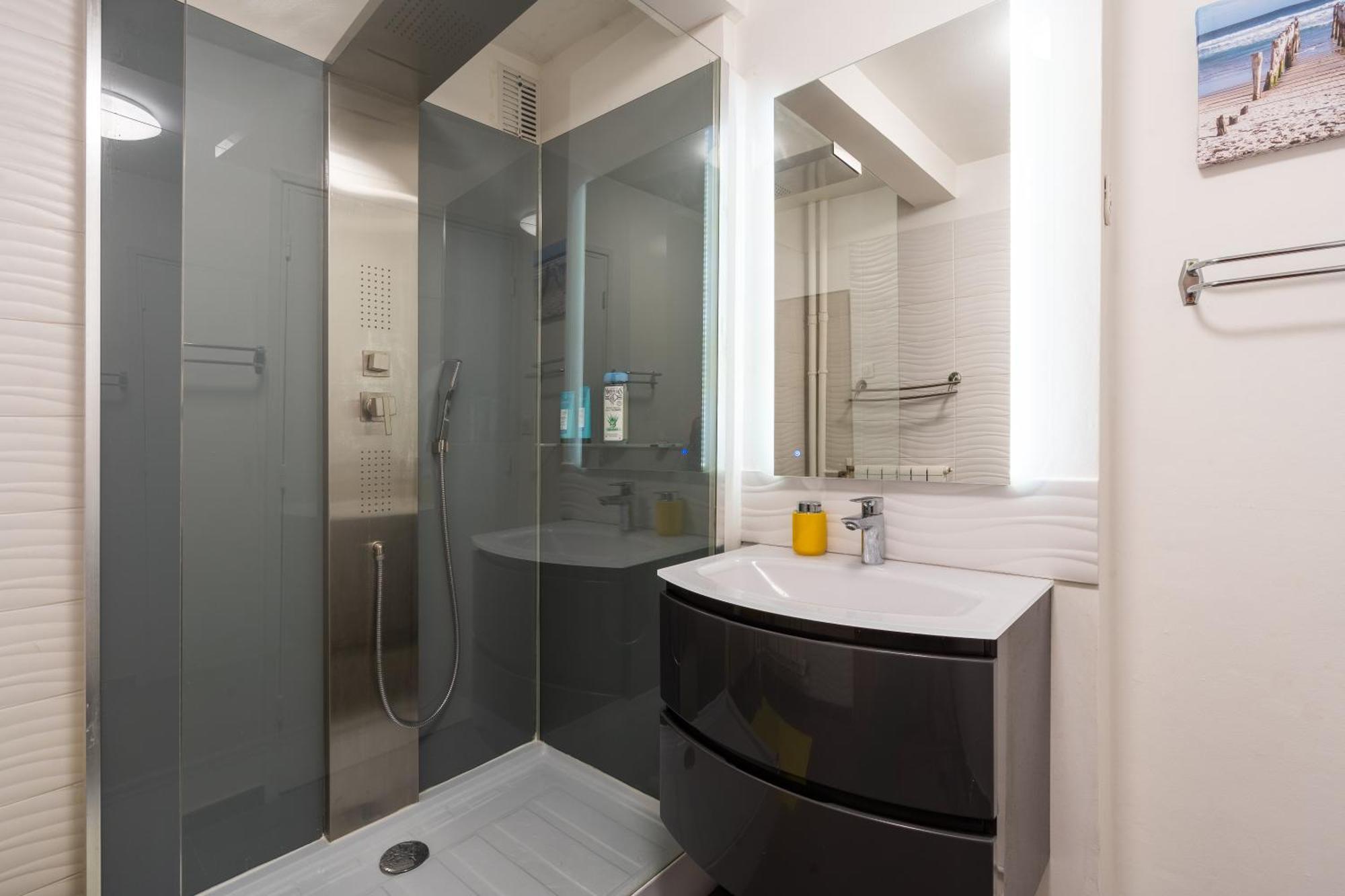 Apartment Bright & Contemporary 2bd