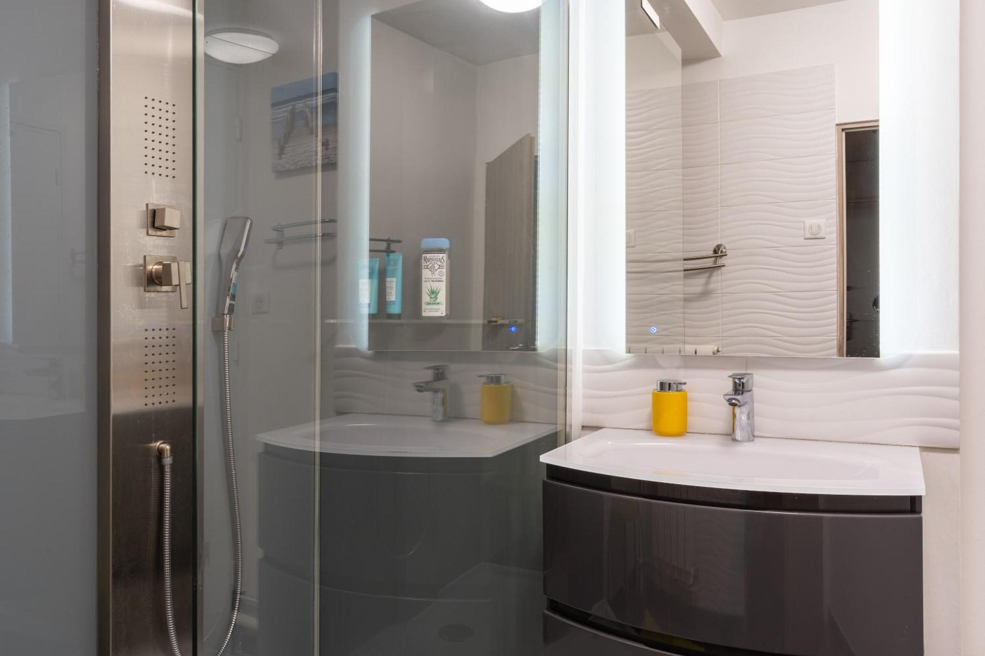 Apartment Bright & Contemporary 2bd *