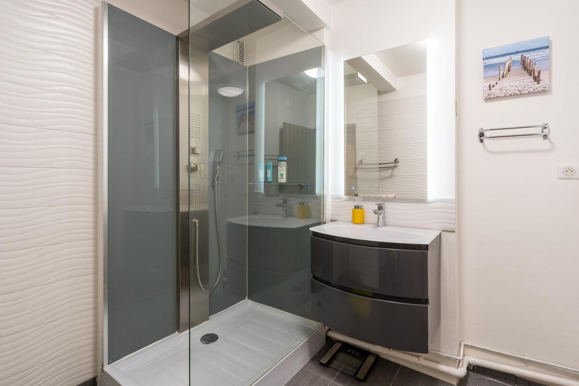 Bright & Contemporary 2bd Apartment