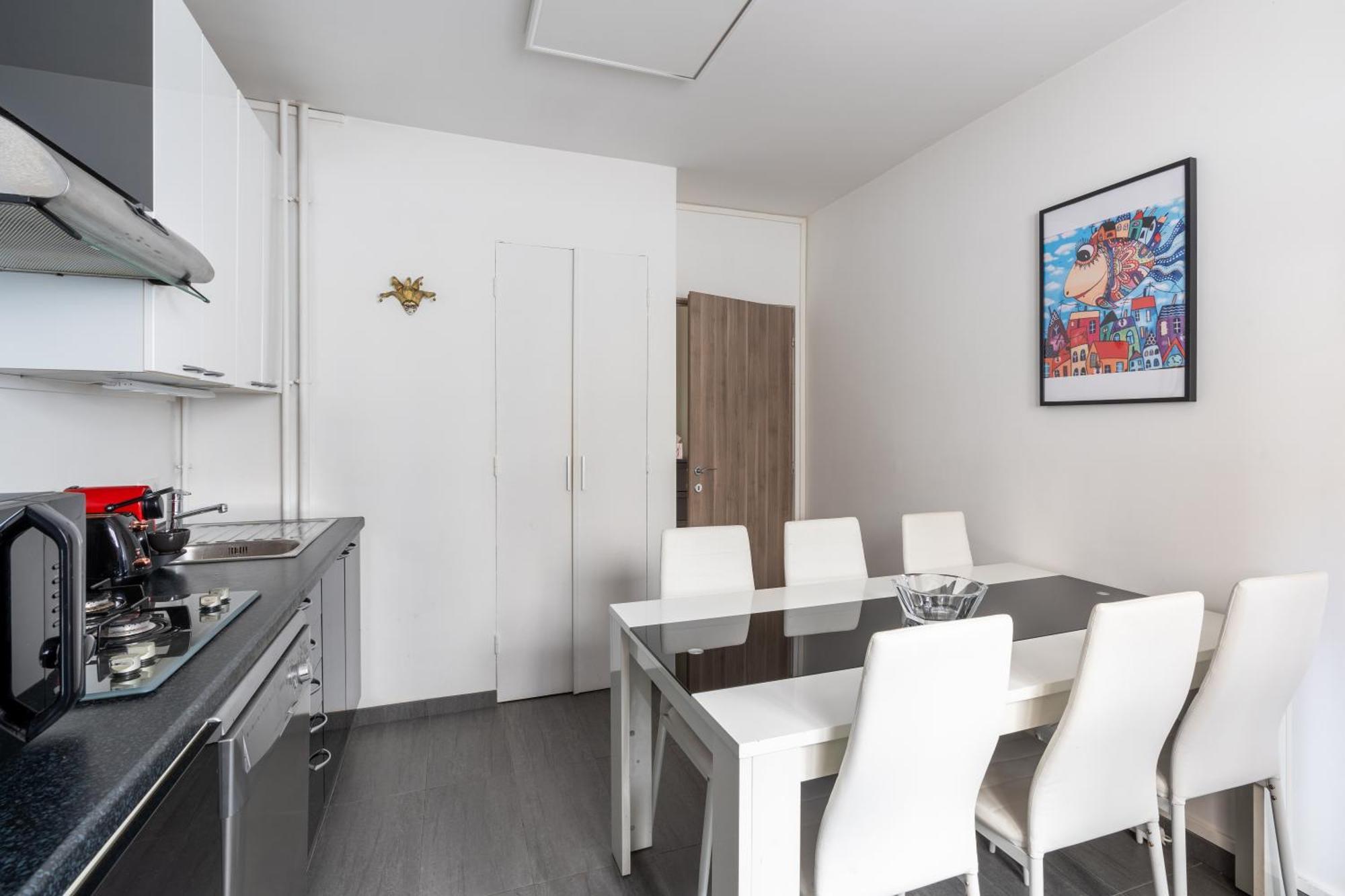 Apartment Bright & Contemporary 2bd