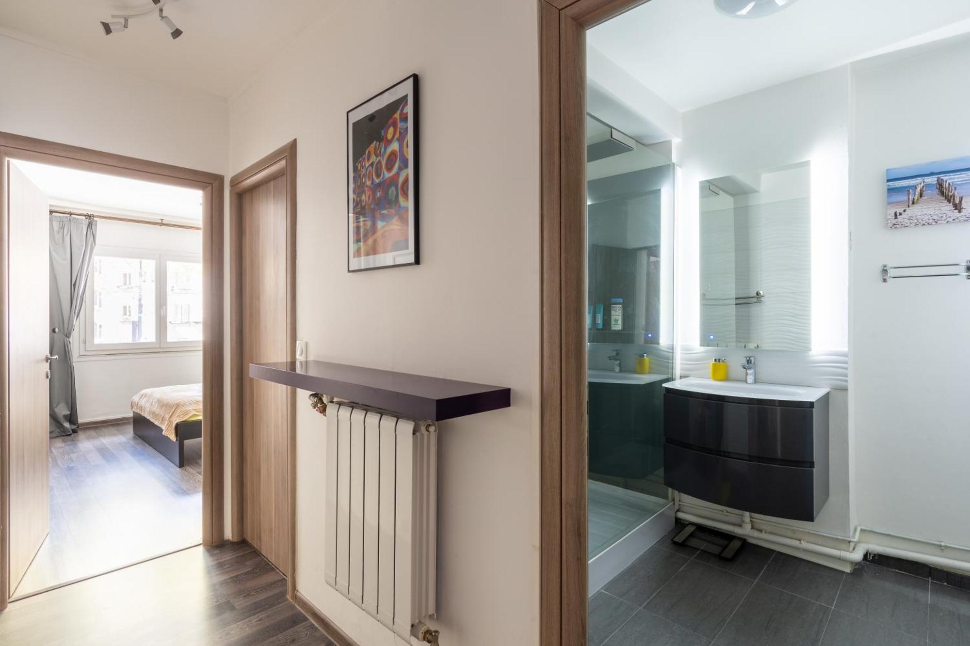 Bright & Contemporary 2bd Apartment *