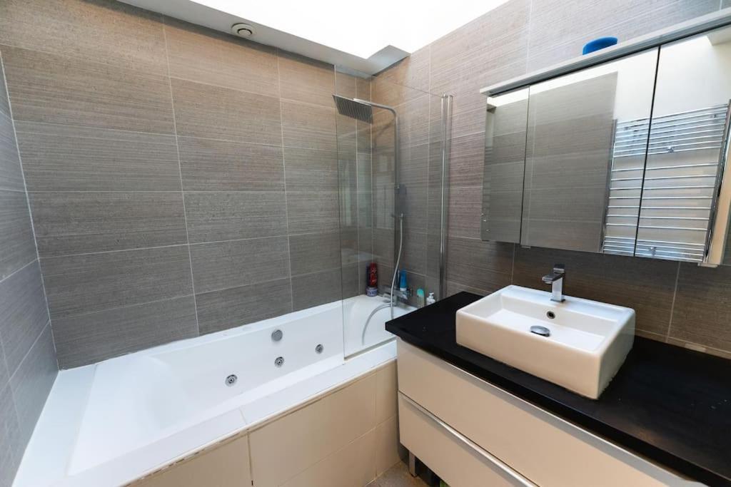 Place Des Vosges, Marais Bastille Apartment