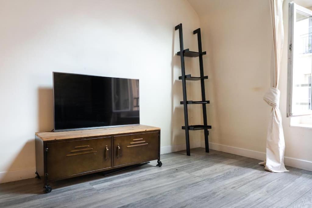 Apartment Place Des Vosges, Marais Bastille Paris
