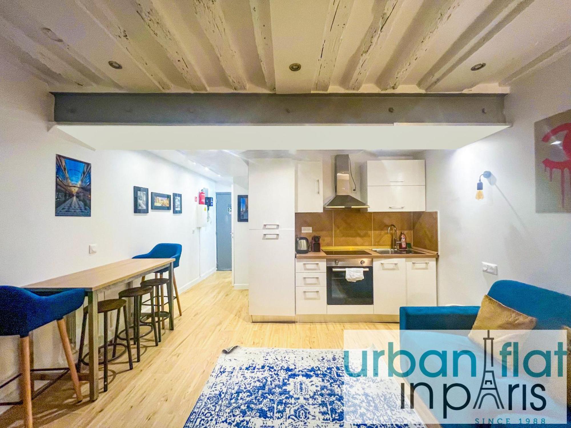 Apartment 15 Atelier Montorgueil Super Héros