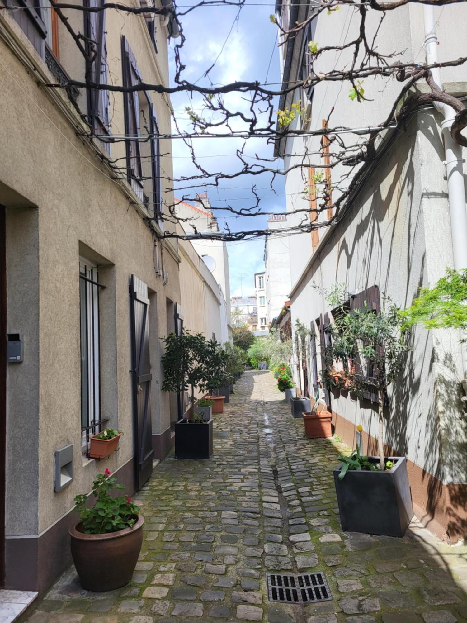 Independante Sur Cours A Bed & Breakfast Paris
