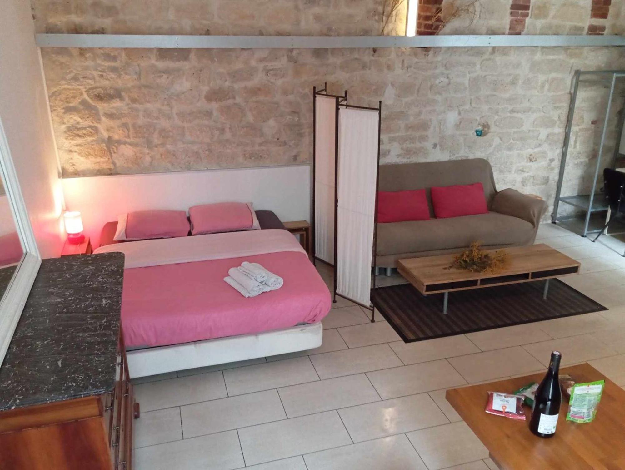 Apartment Sur Cour A Deux Pas Du Canal Saint-martin Paris