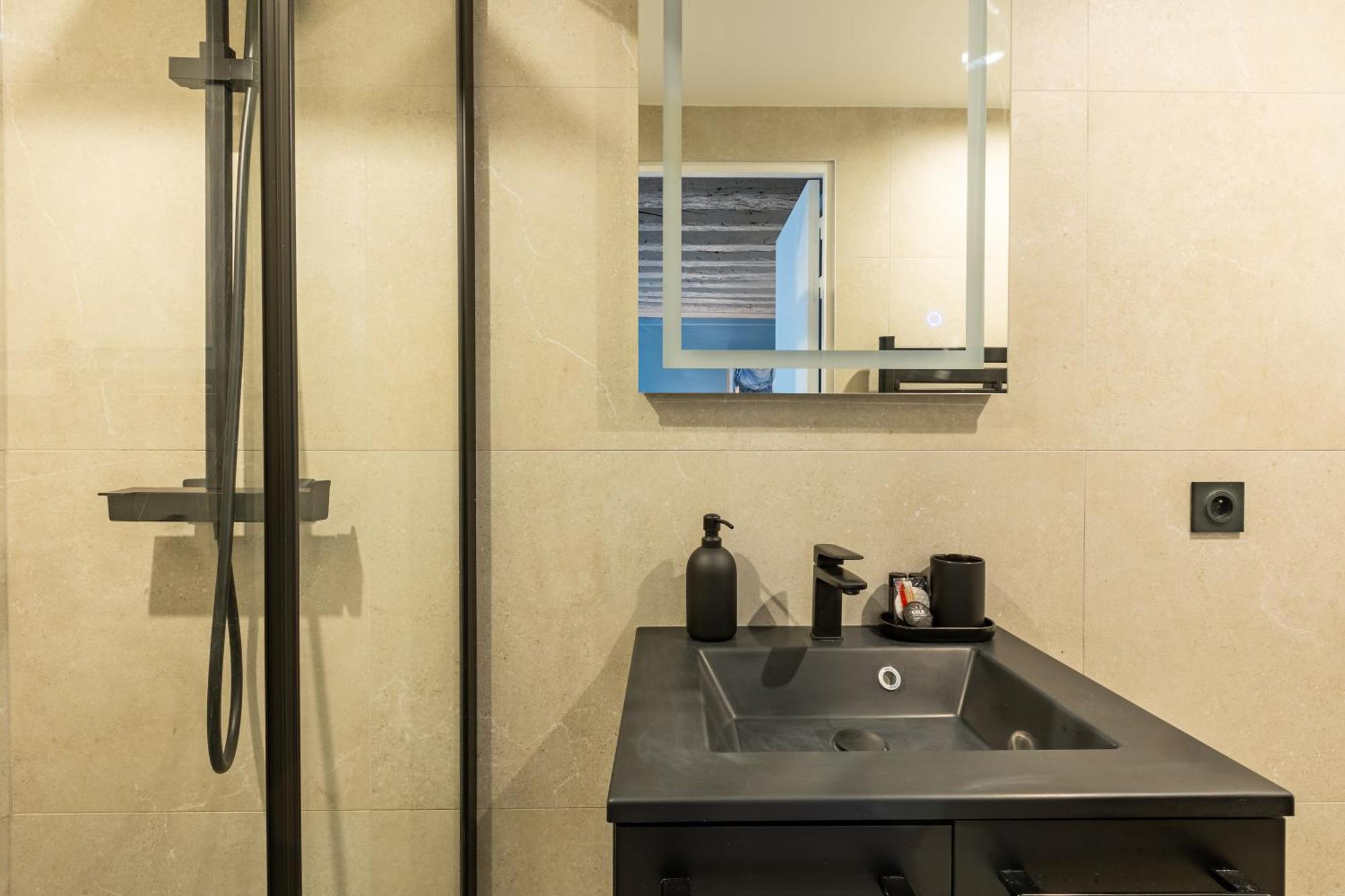 Coeur De - Grand Climatise 3 Br Apartment *
