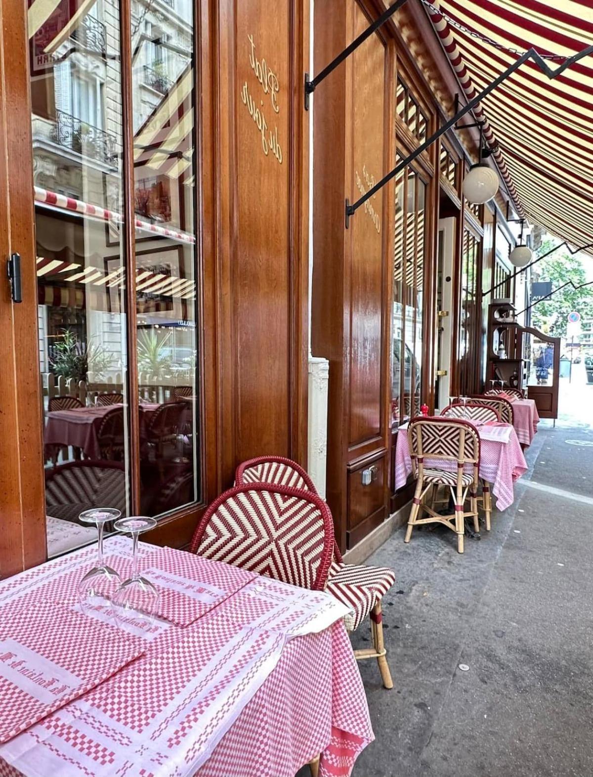 Eiffel Tower Gem Stylish & Unique Apartment