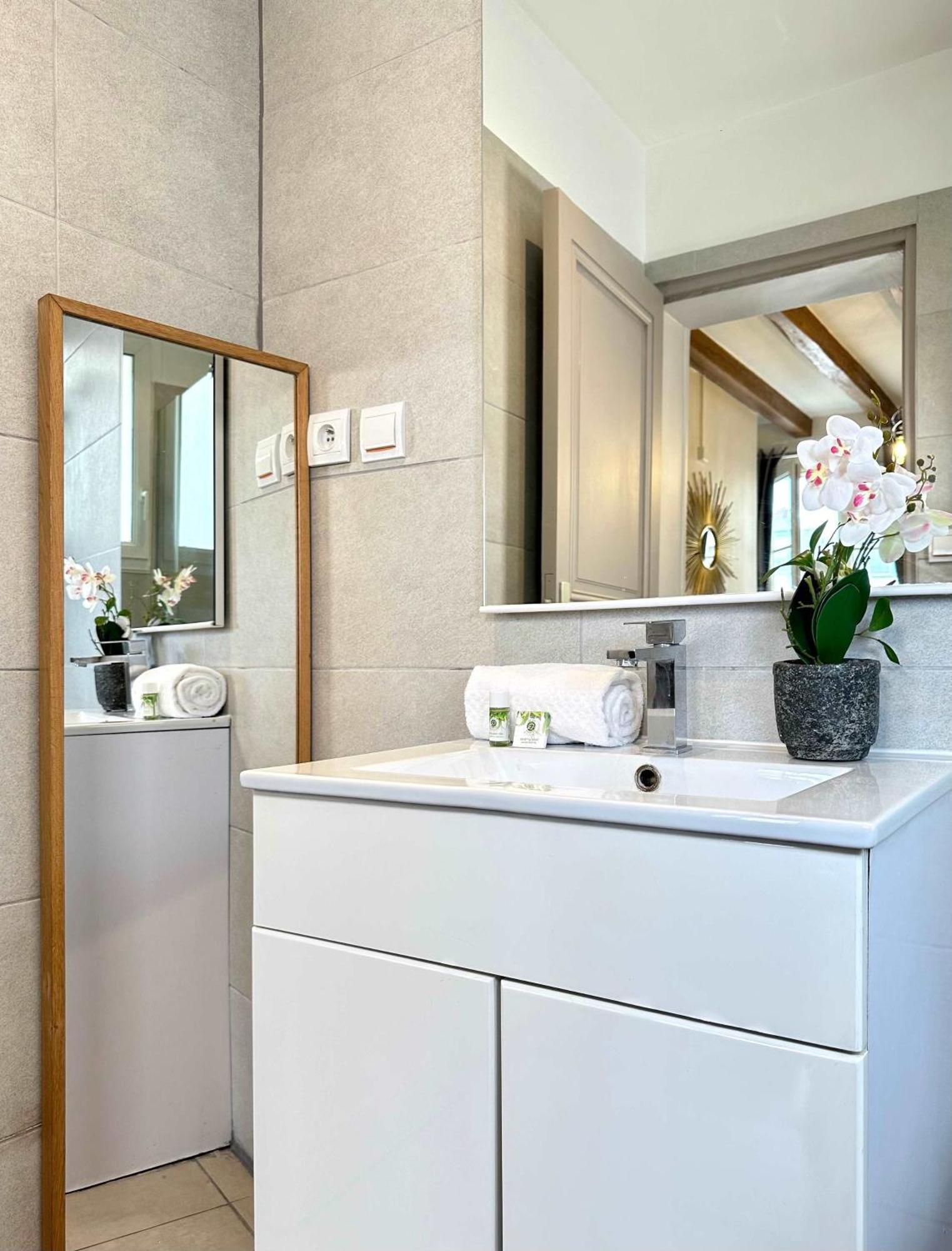 Eiffel Tower Gem Stylish & Unique Apartment Paris