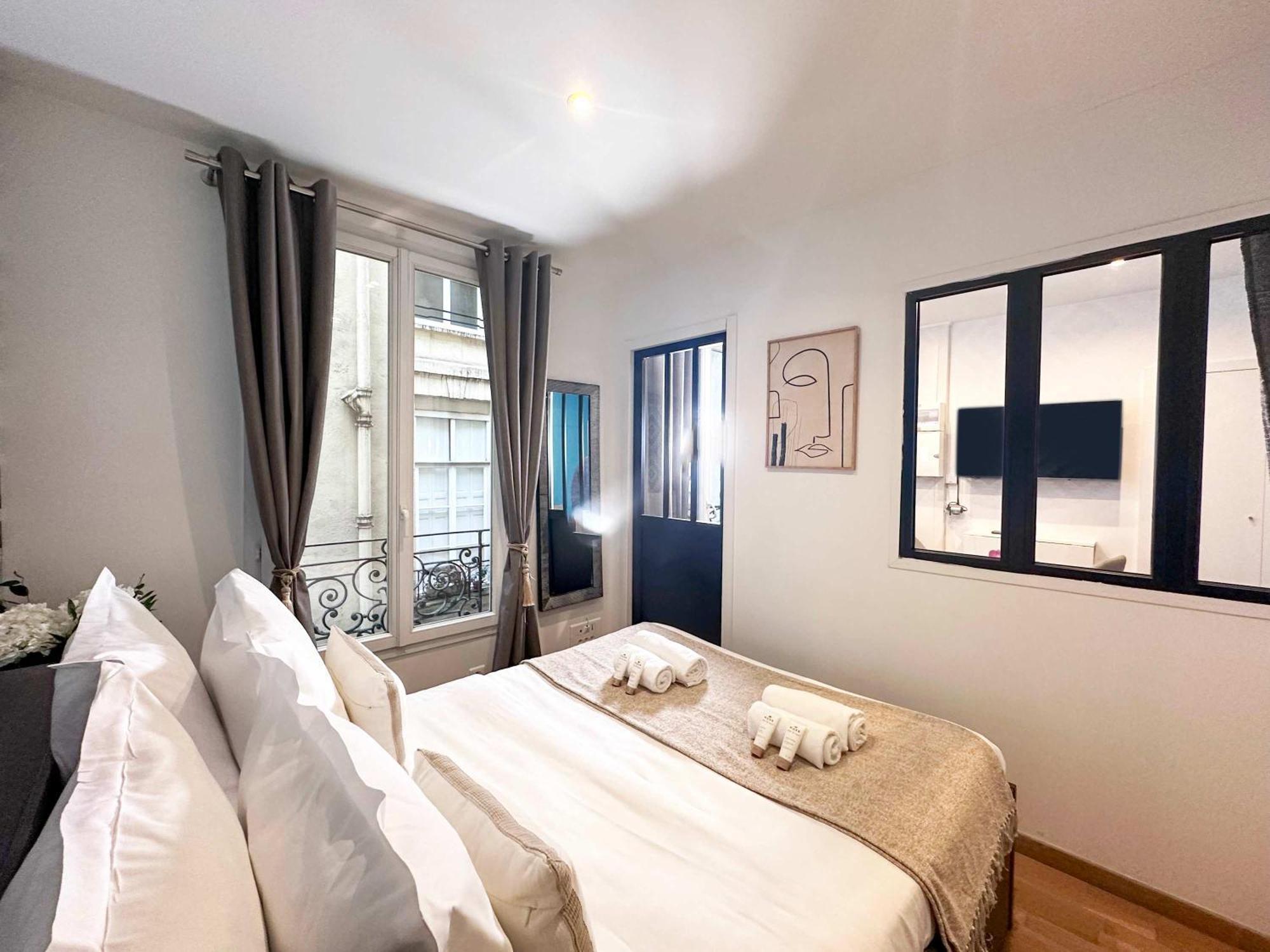 1613b - Montorgueuil Best Value * Paris