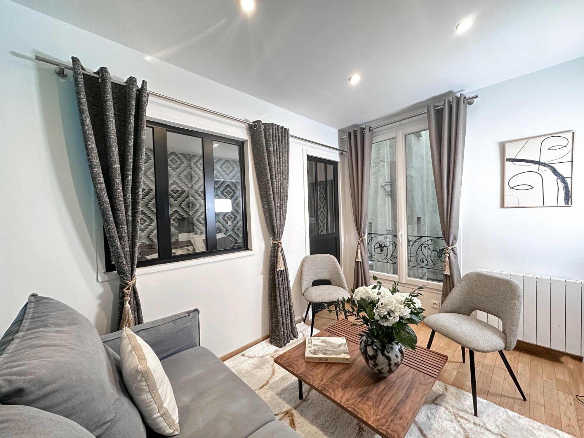 1613b - Montorgueuil Best Value * Paris