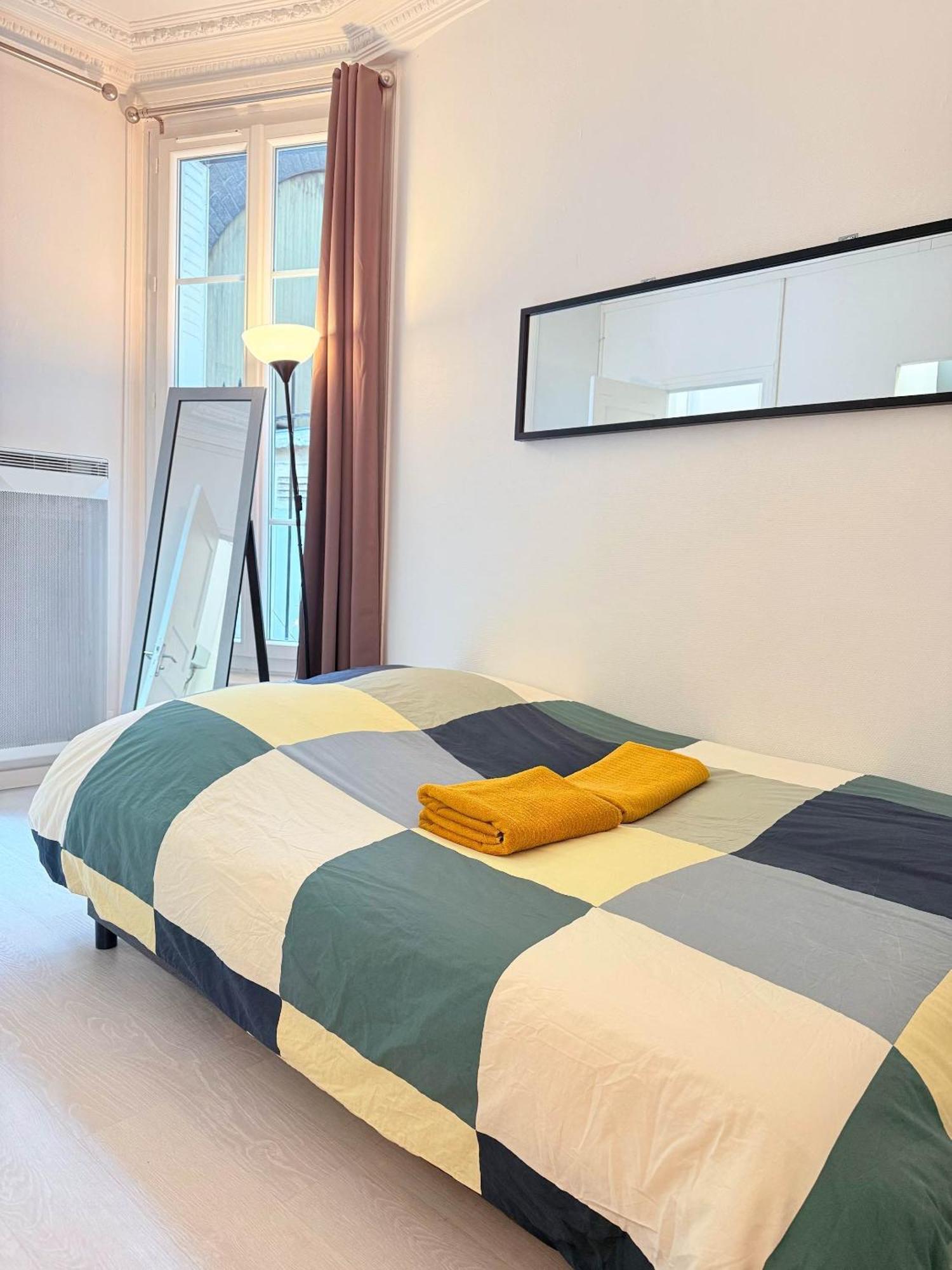 Charming With Private Garden In Cadix Apartment Paris
