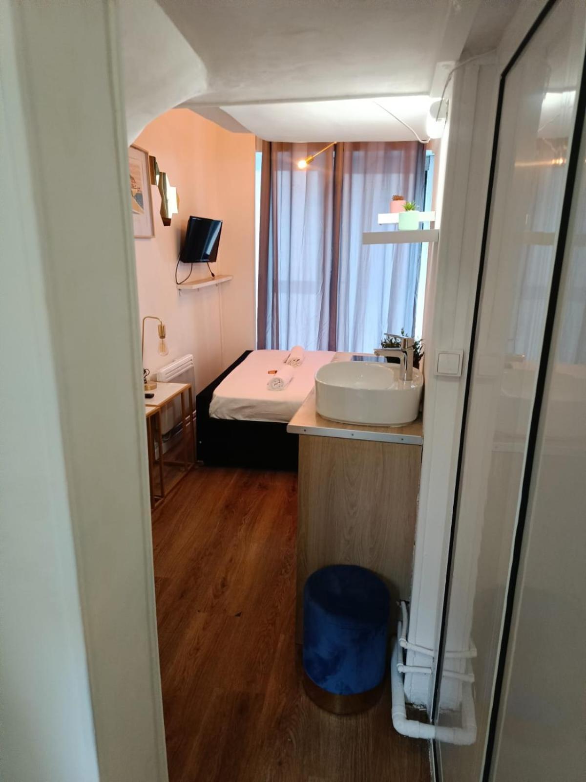 Quaint Studio Retreat For Two Apartment