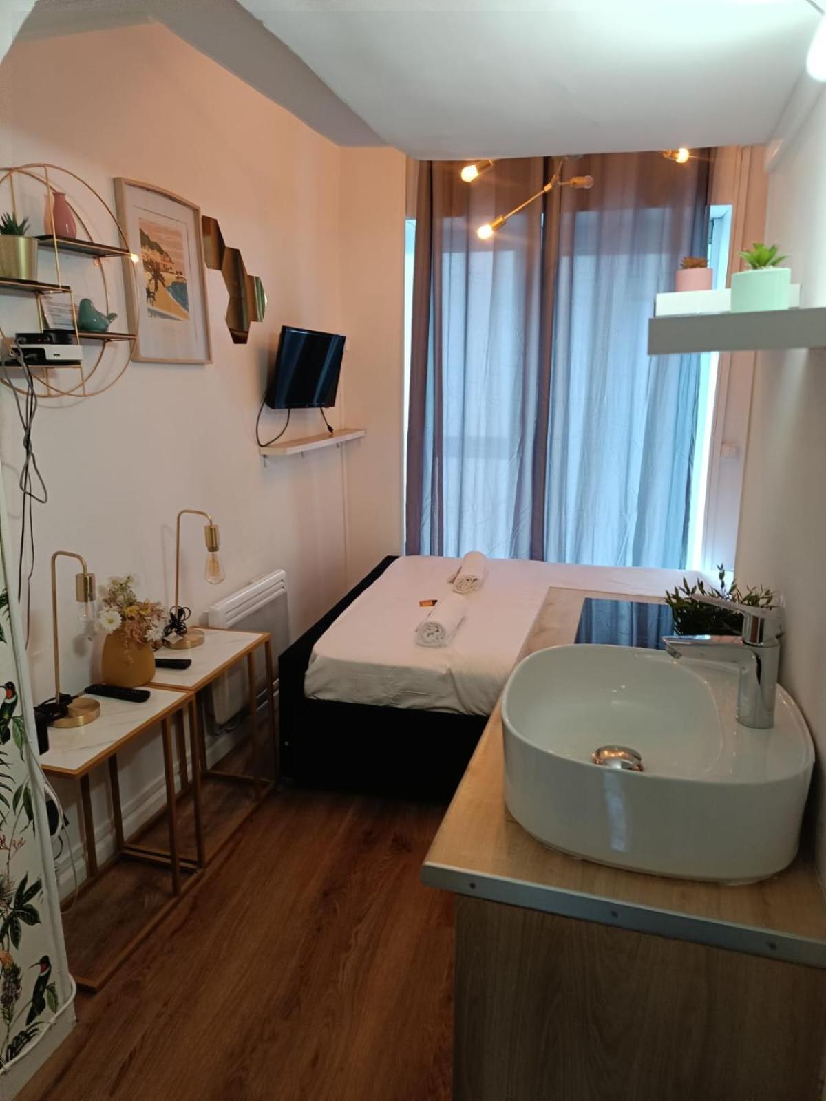 Quaint Studio Retreat For Two * Paris
