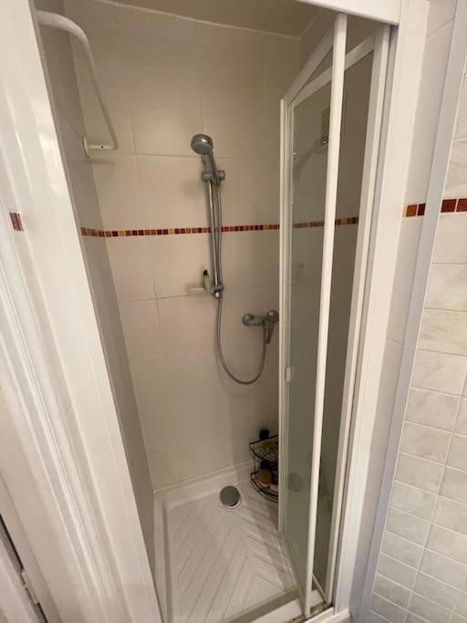 Charming And Bright Flat In A Very Convenient Area Apartment *