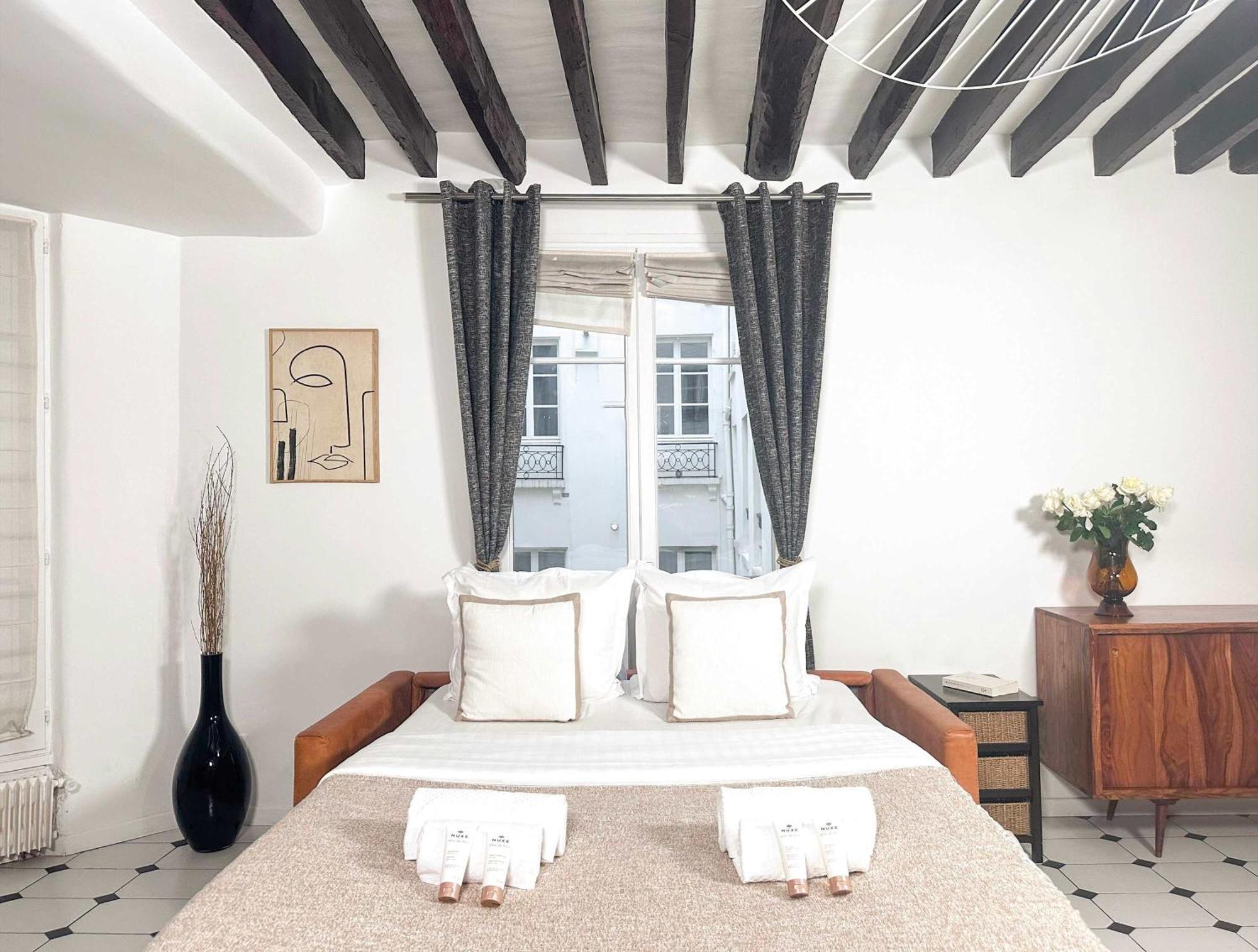Modern & Spacious Near Le Marais Apartment Paris