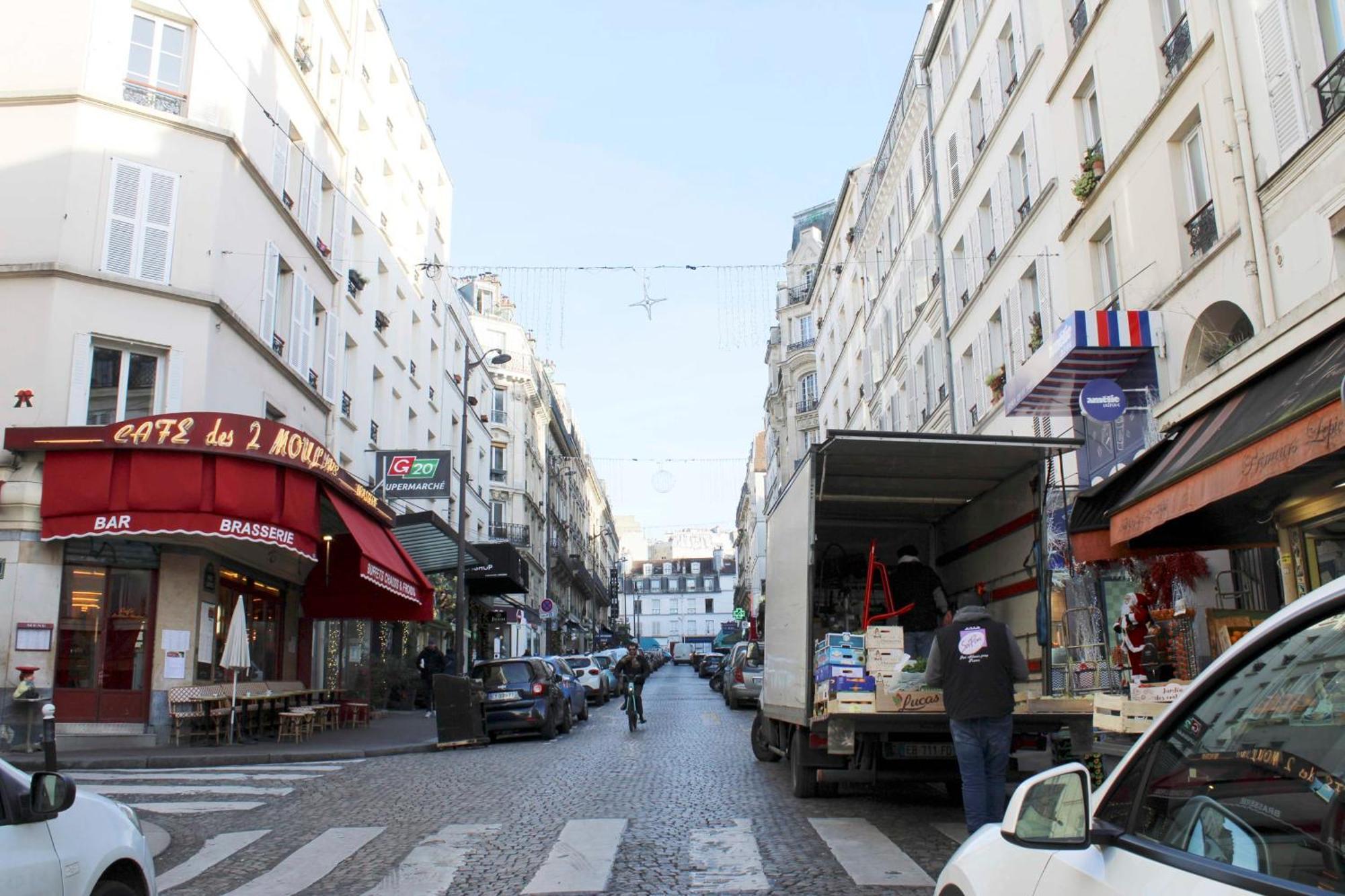 T2 Near The Sacre-coeur De Montmartre *