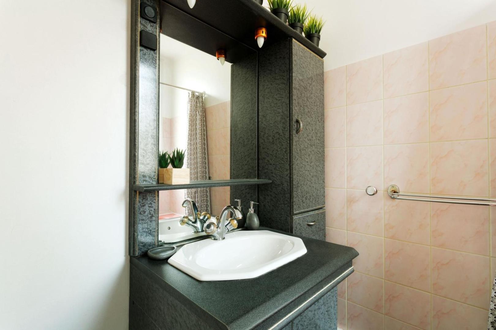 Bnbnook - Cozy 1br In Trendy Bastille Neighborhood Paris