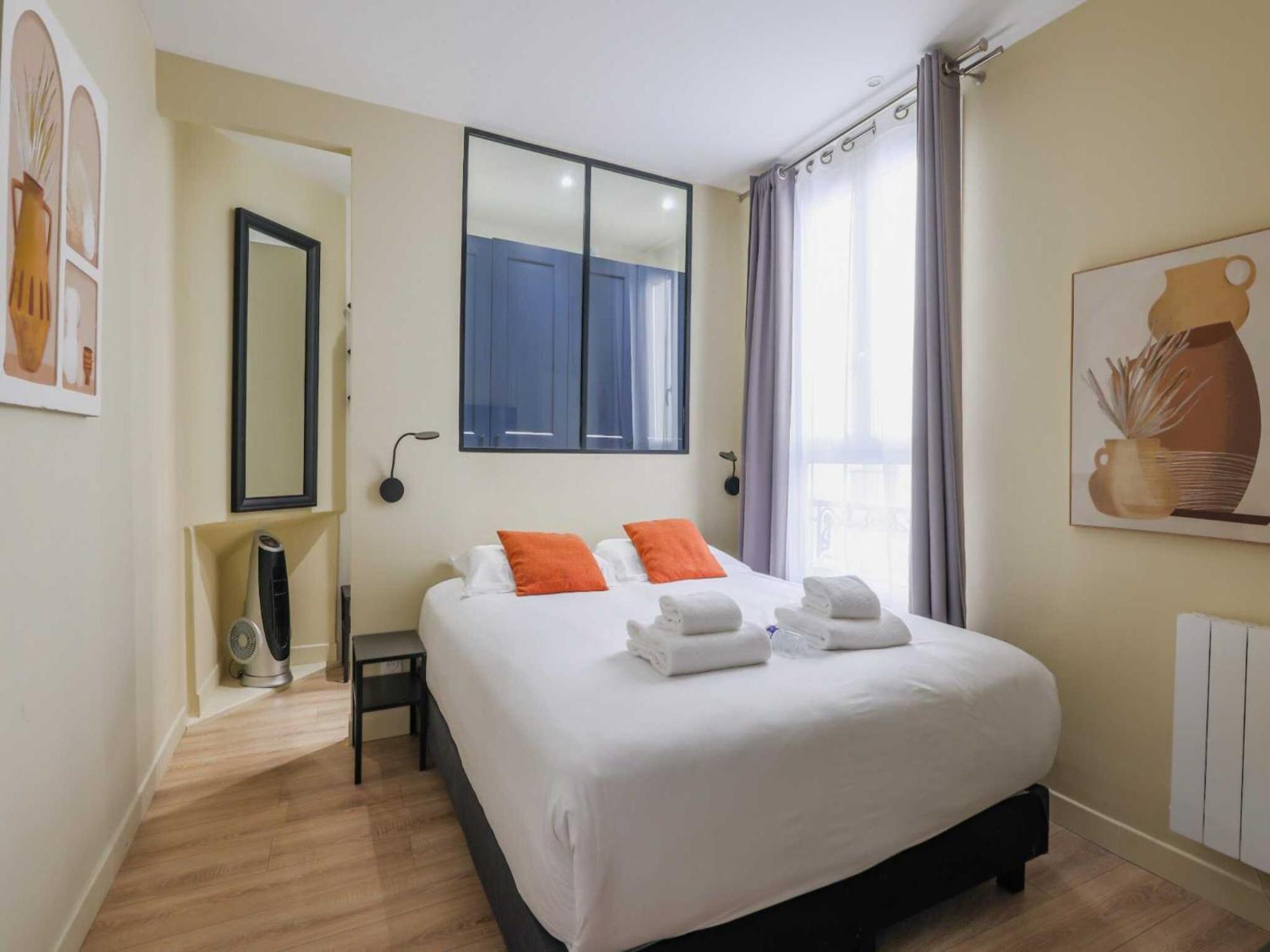 Comfortable - 1bd 3p - Near Belleville Nation Apartment *