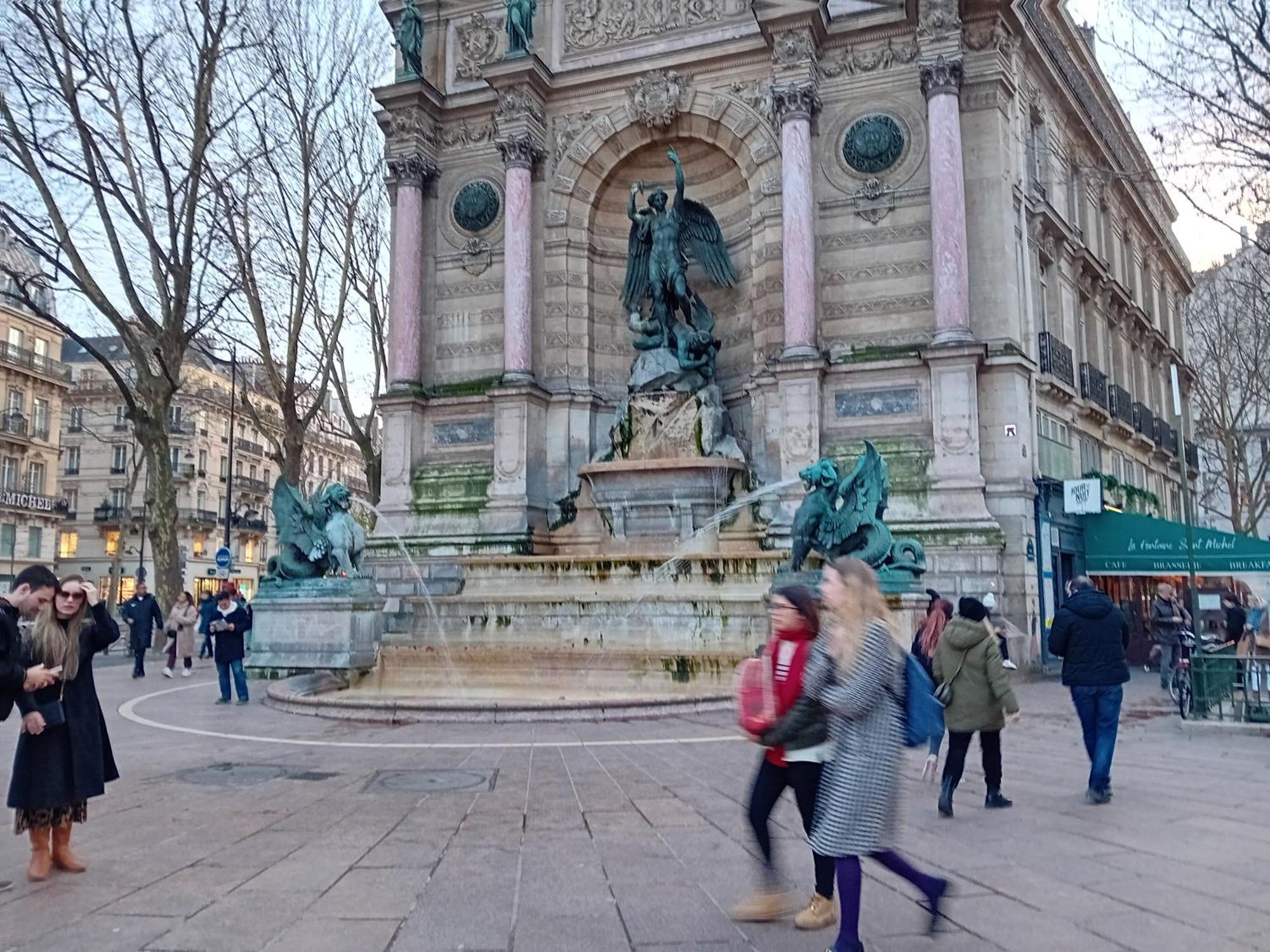 1 Minute Gare Montparnasse,center,close To Louvre Meusm And Eiffel Tour ,amusing Place Apartment *