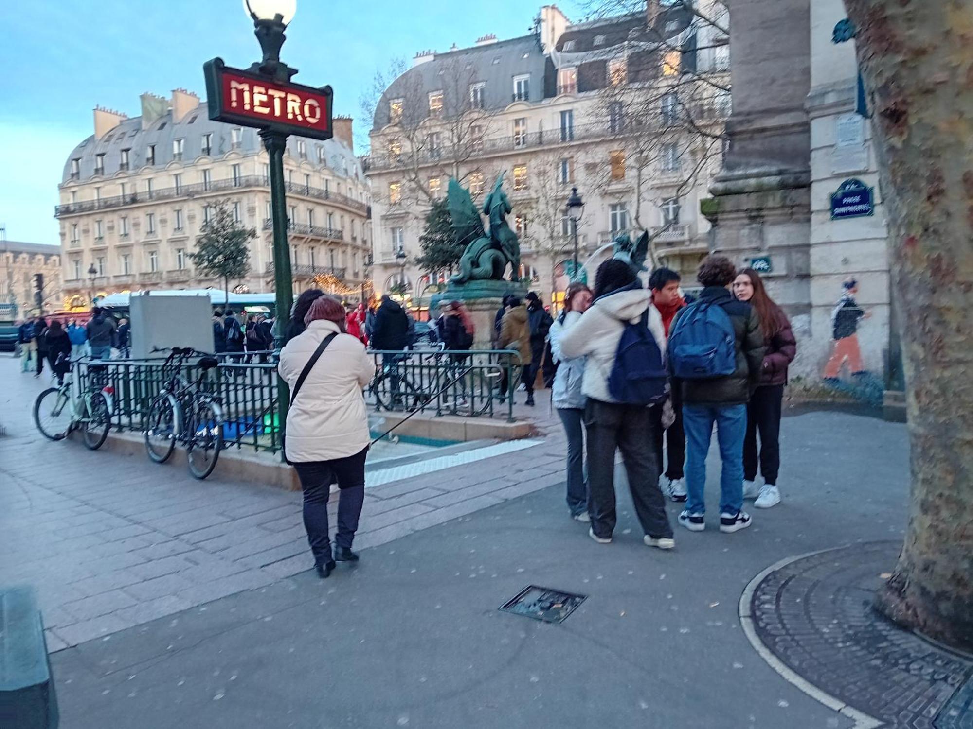 1 Minute Gare Montparnasse,center,close To Louvre Meusm And Eiffel Tour ,amusing Place Paris