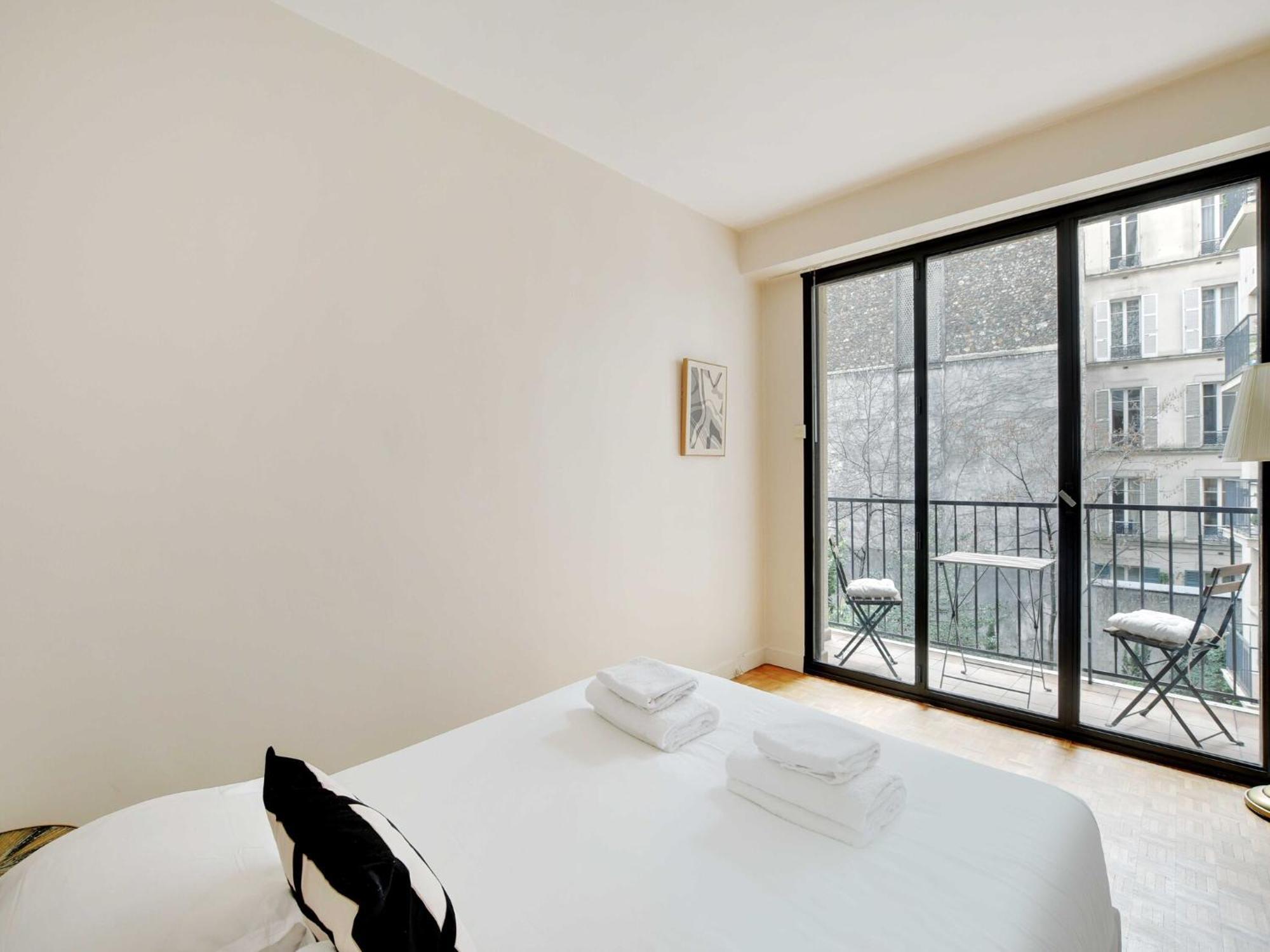 Haven Of Peace With Balcony Near Etoile Porte Maillot