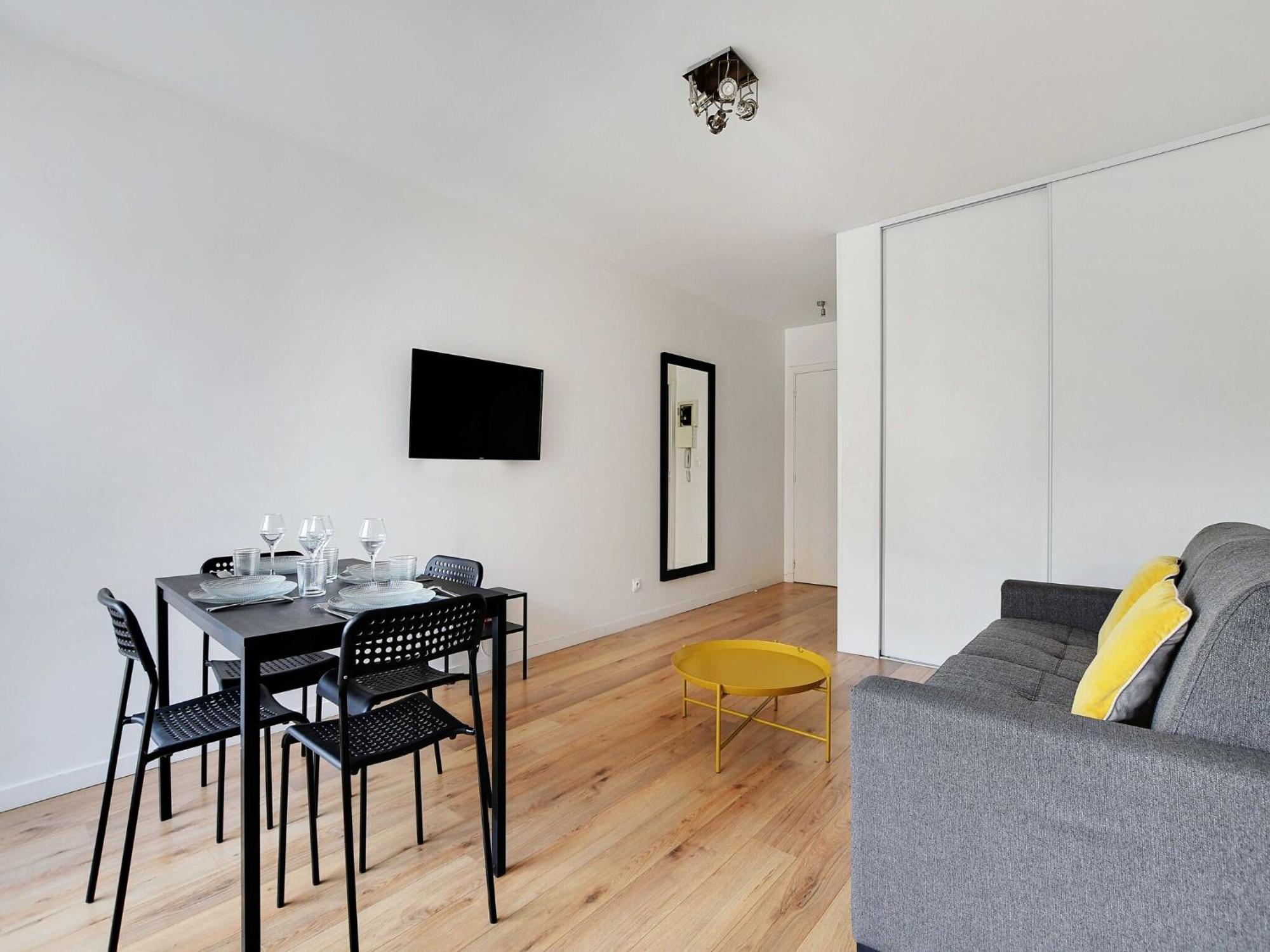1bdr 3p Balcony - St Maur Voltaire Apartment Paris