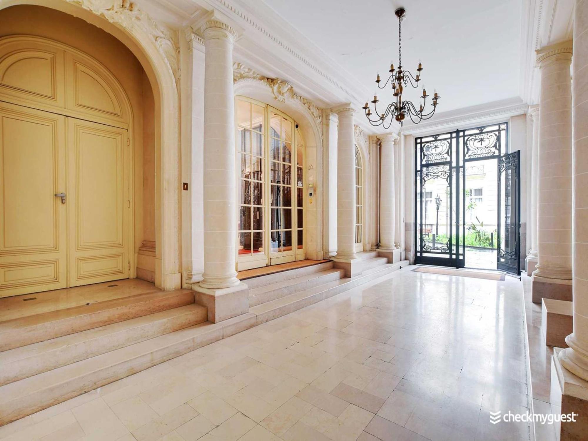 A Cocoon Just A Stone's Throw From The Arc De Triomphe Apartment Paris