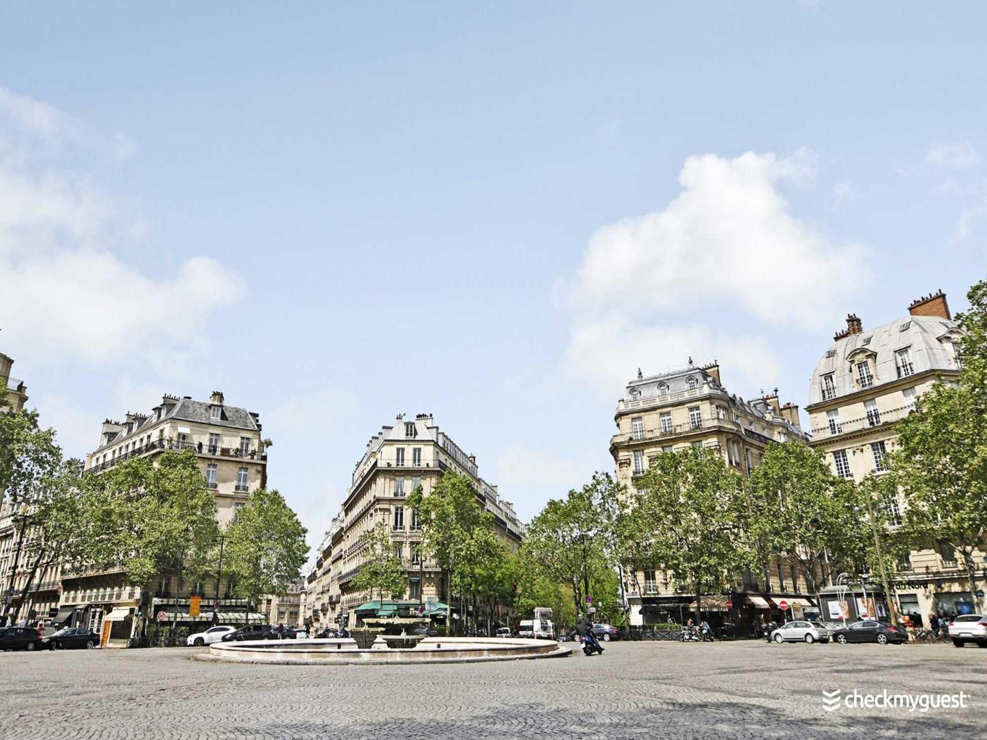 A Cocoon Just A Stone's Throw From The Arc De Triomphe * Paris