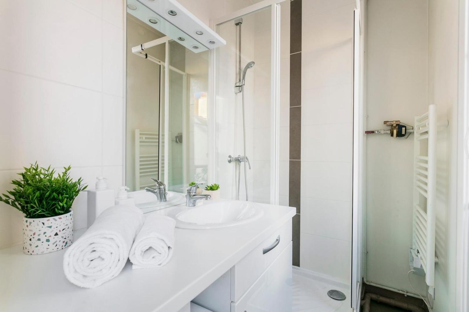 Bnbnook - Cozy 1br Steps From Notre-dame & Seine Apartment *