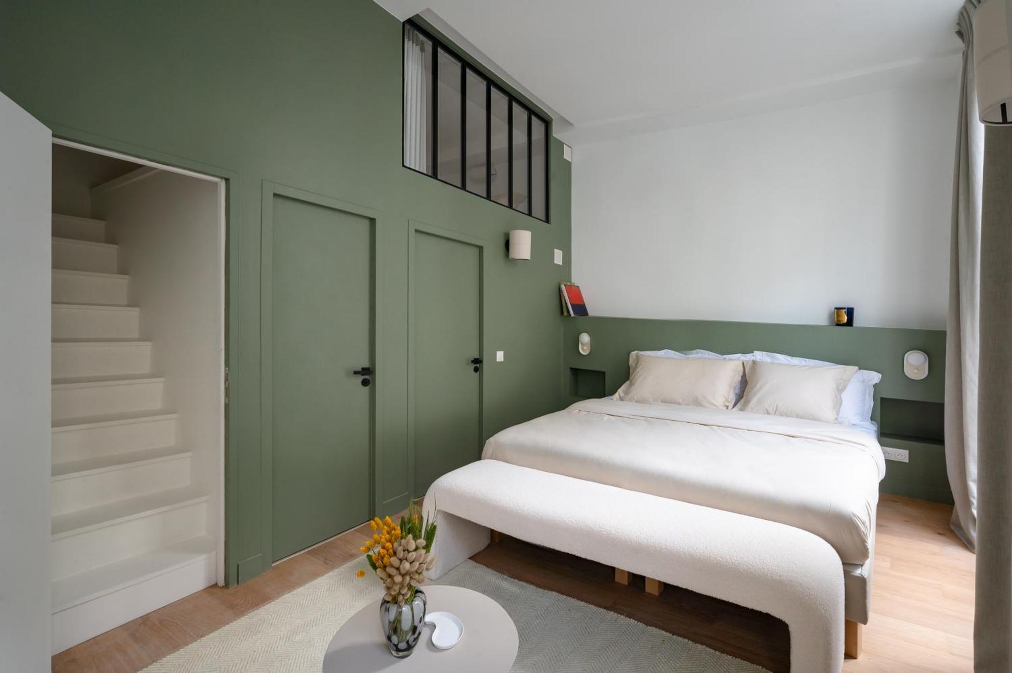 Noble Hotel *
