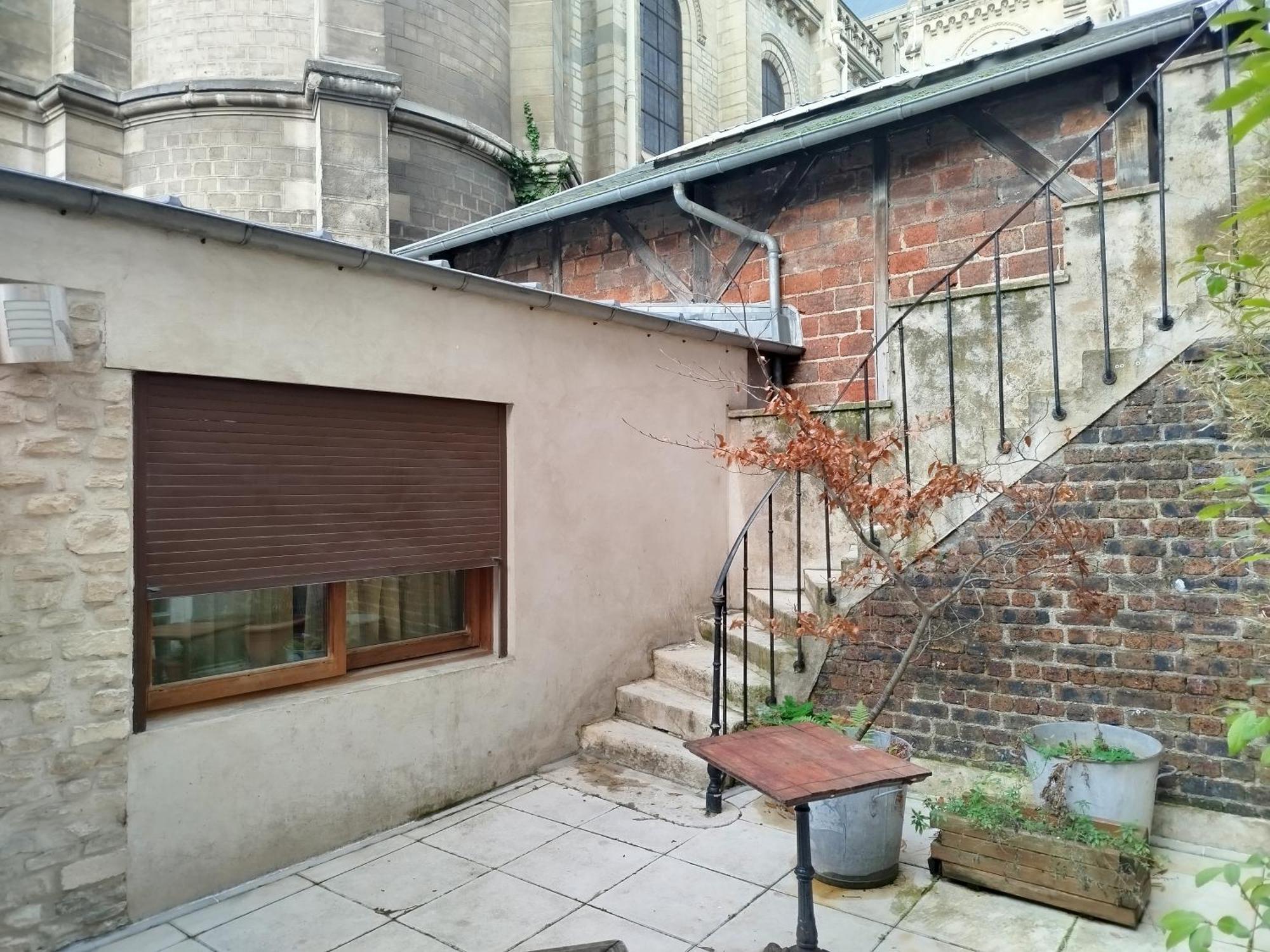Apartment House In Menilmontant Paris