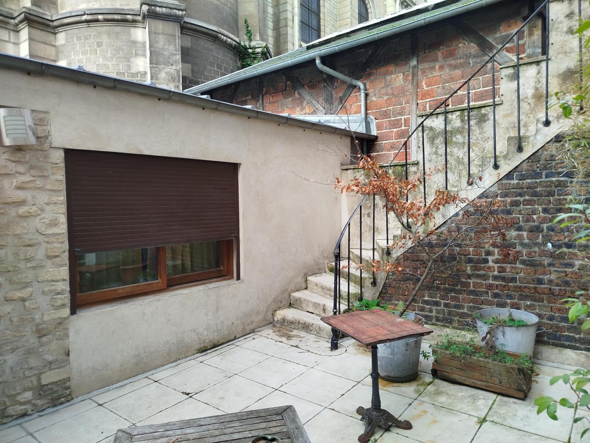 House In Menilmontant Apartment