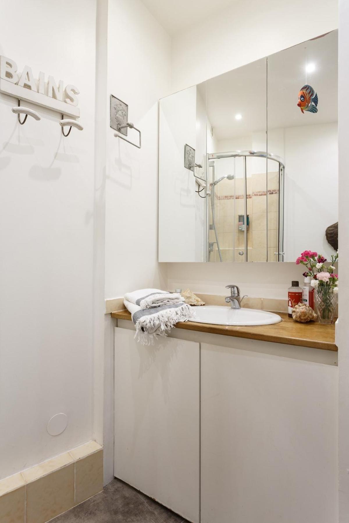Apartment Mon - Vrai Parisien - Centre- Cosy Modern & Comfort - Free Travel Guide - Speciale Famille - Special Offer *