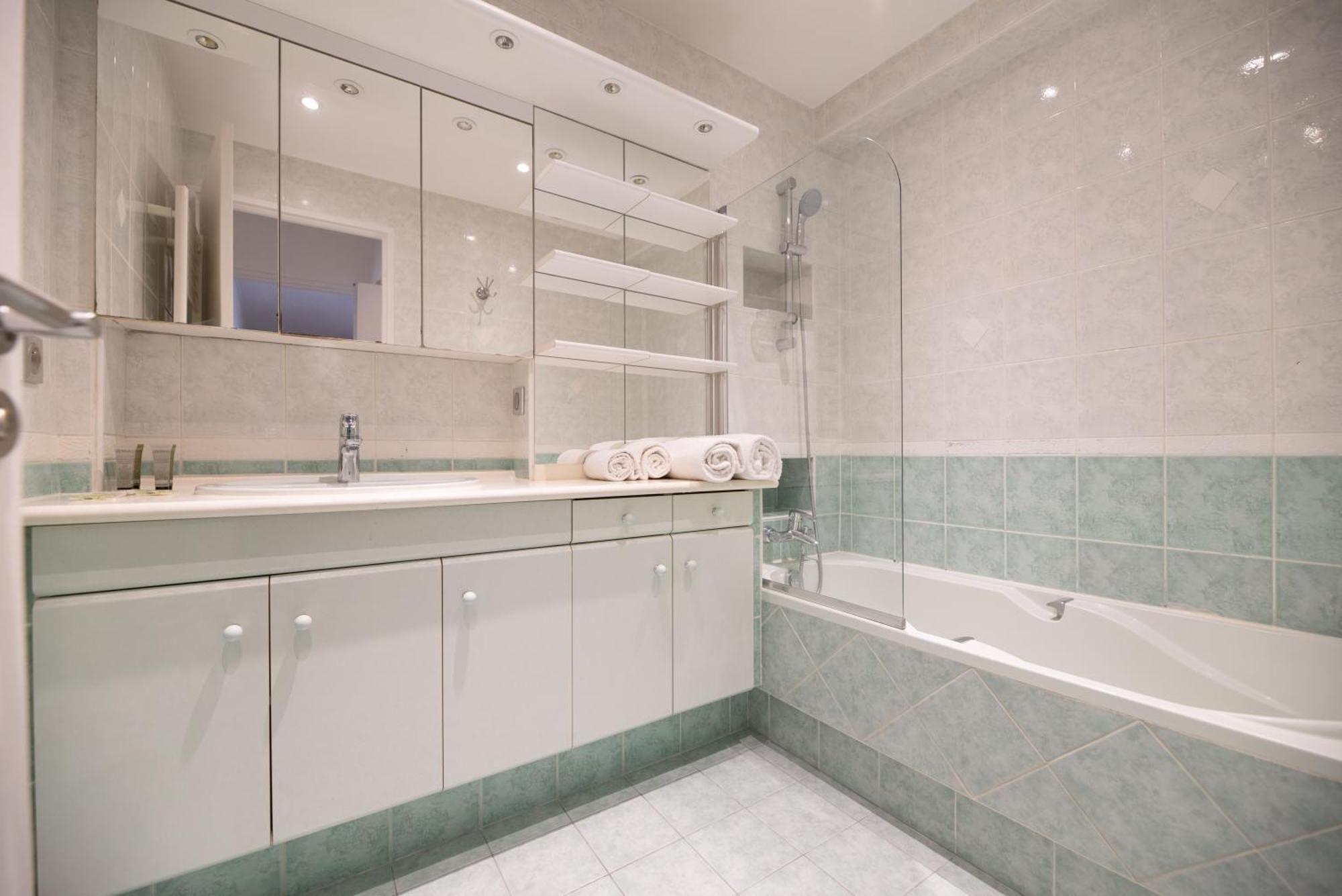 Cia - Pereire, Spacious Flat With Balcony Paris