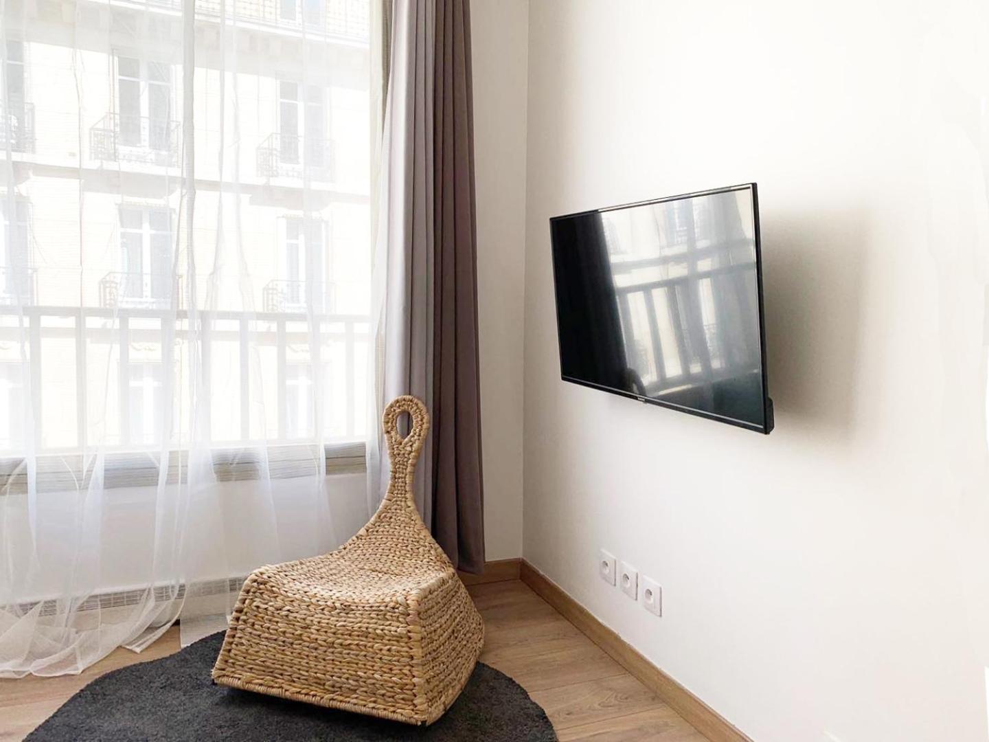 Nearby Arc Triomphe Champe Elysee * Paris