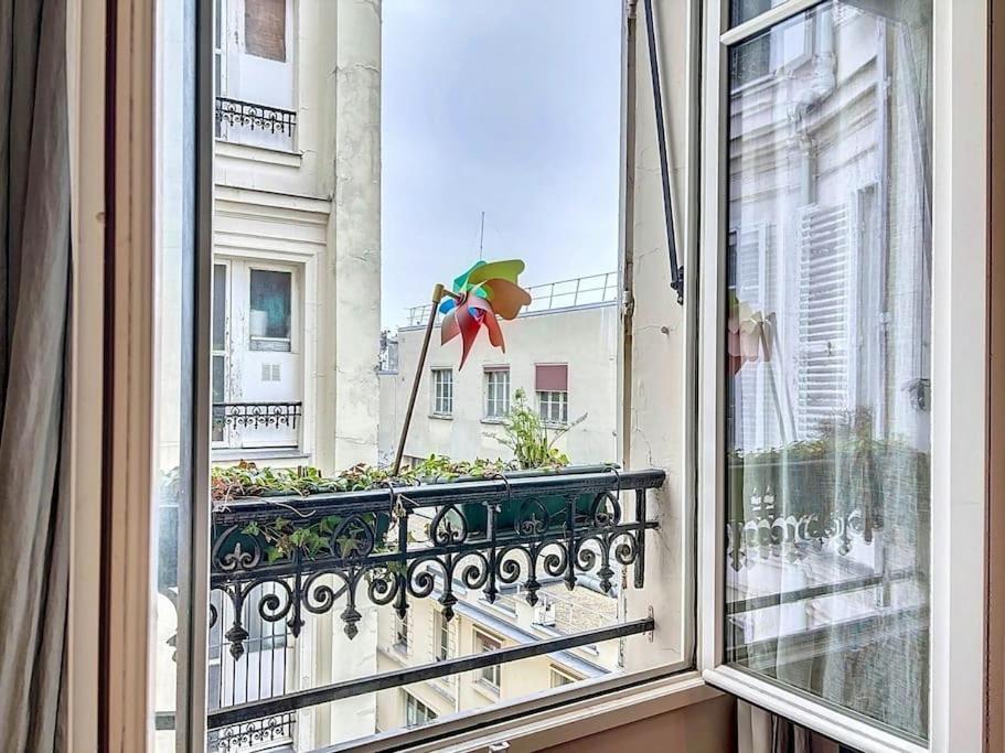 Apartment Anvers Paris