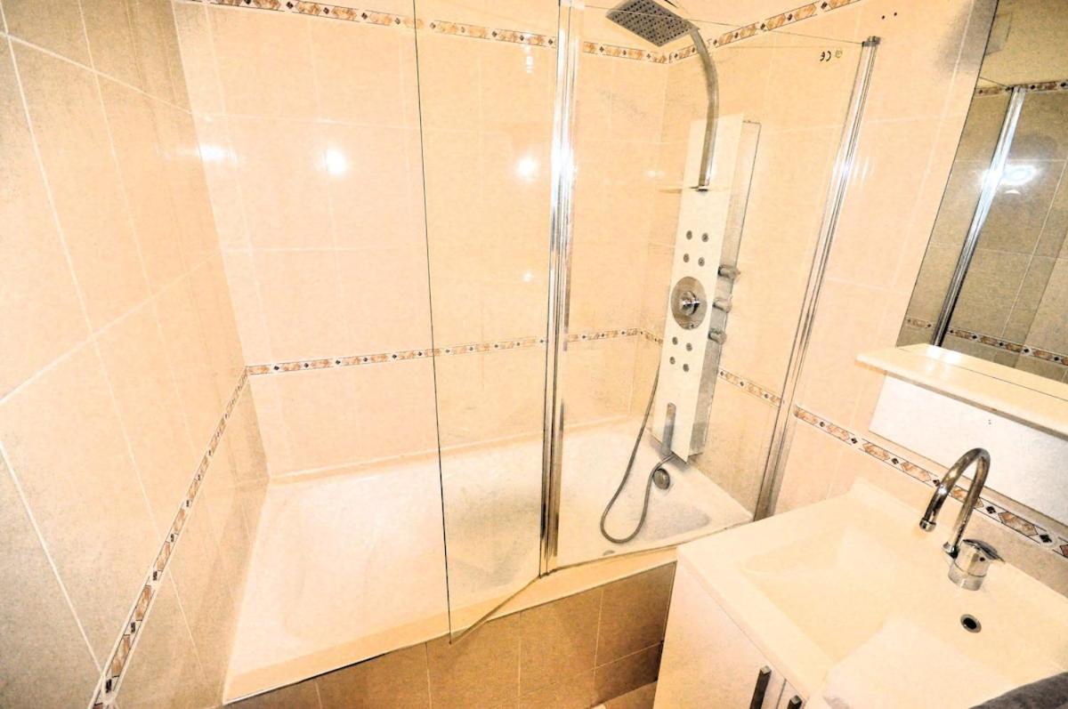 Spacious, Bright With Private Parking Apartment Paris