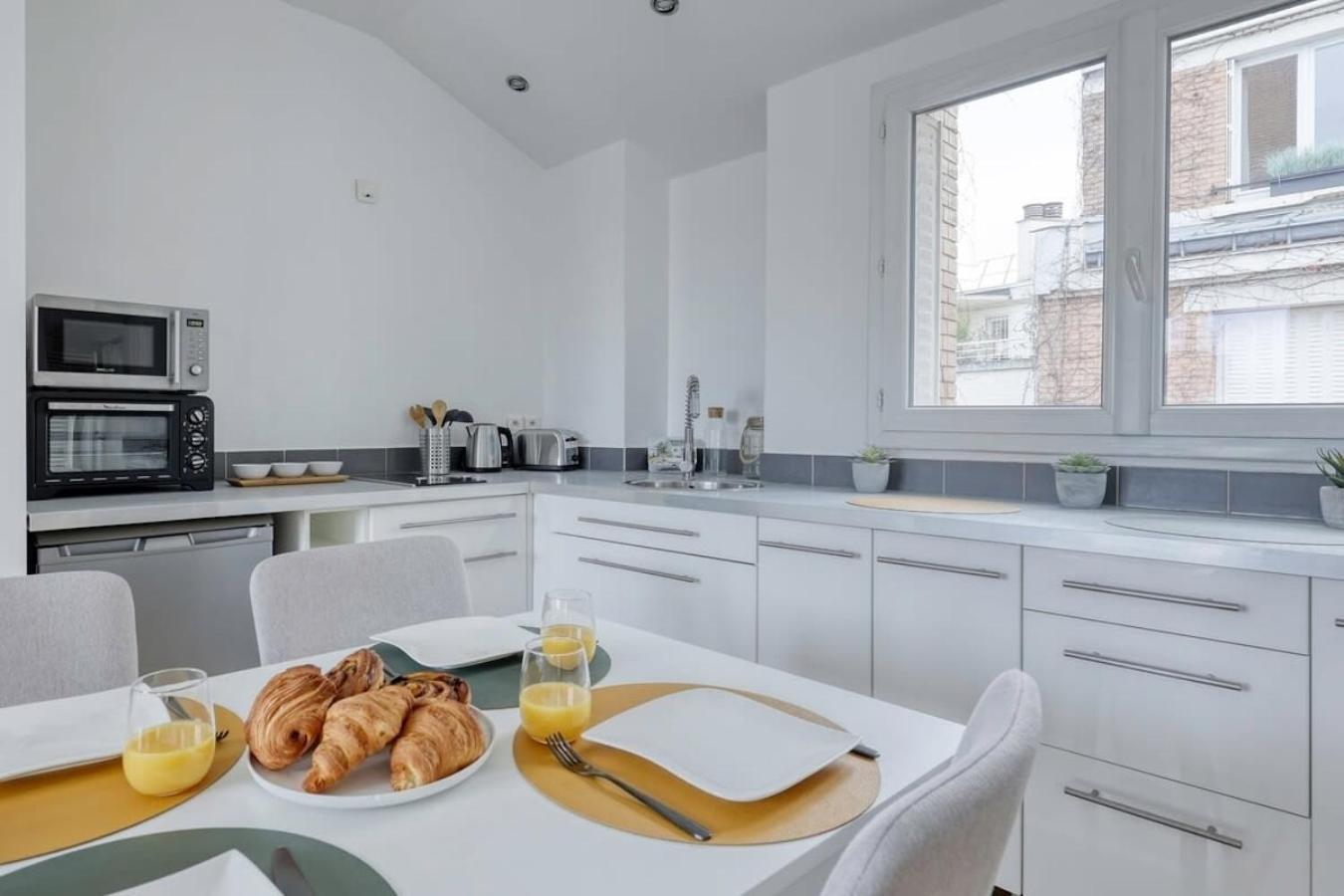 Classy, New & Large Designed - 16 Apartment Paris