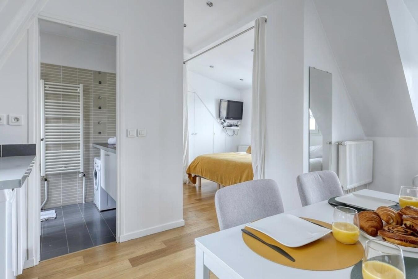 Classy, New & Large Designed - 16 Apartment Paris