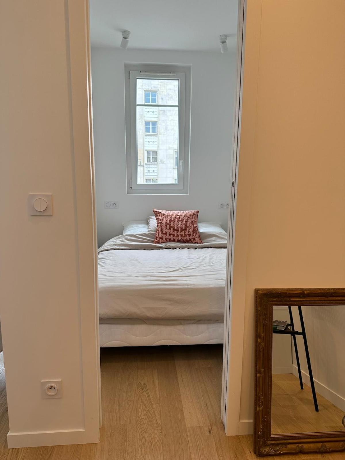 Eiffel Tower View Arc Triomphe Champs Elysees Area Apartment Paris